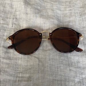 Brown round sunglasses